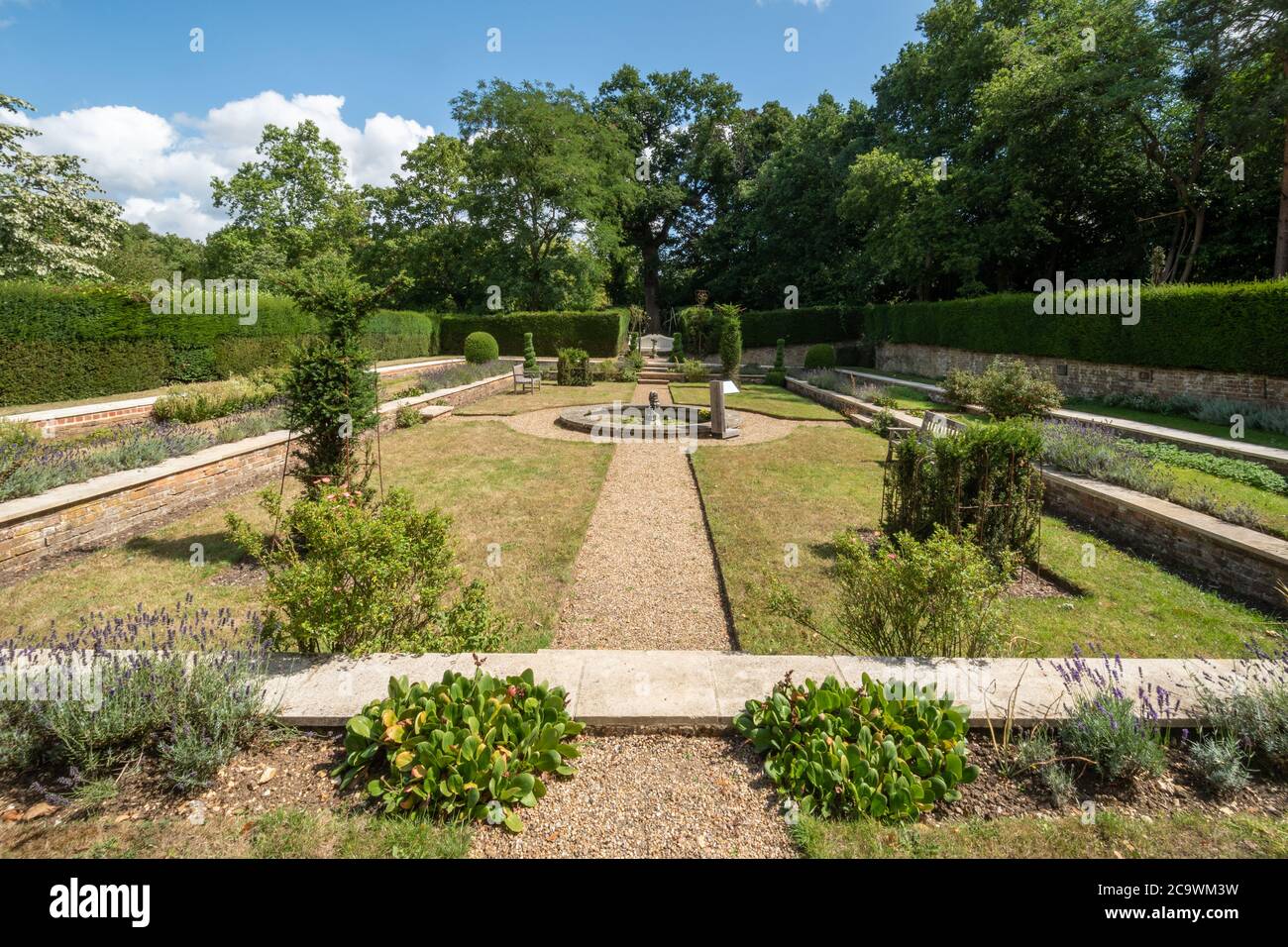 Le jardin hollandais en contrebas de Clandon Park, propriété du National Trust, à Surrey, au Royaume-Uni Banque D'Images