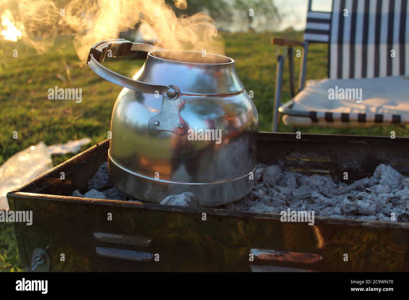 Théière sur cuisinière à charbon Banque D'Images