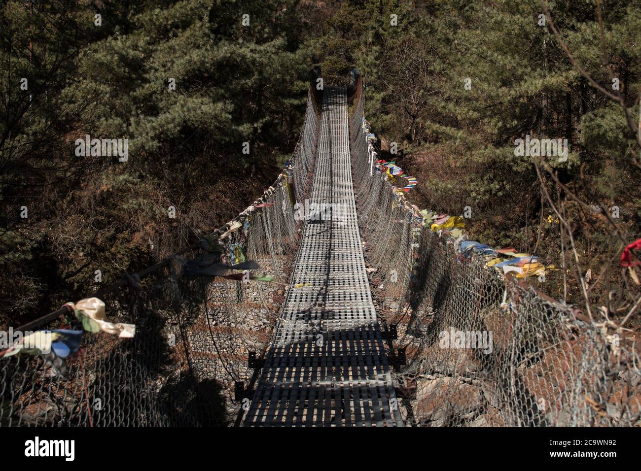 Trekking circuit Annapurna, pont suspendu avec drapeaux de prière bouddhiste au-dessus de la rivière Marshyangdi Banque D'Images