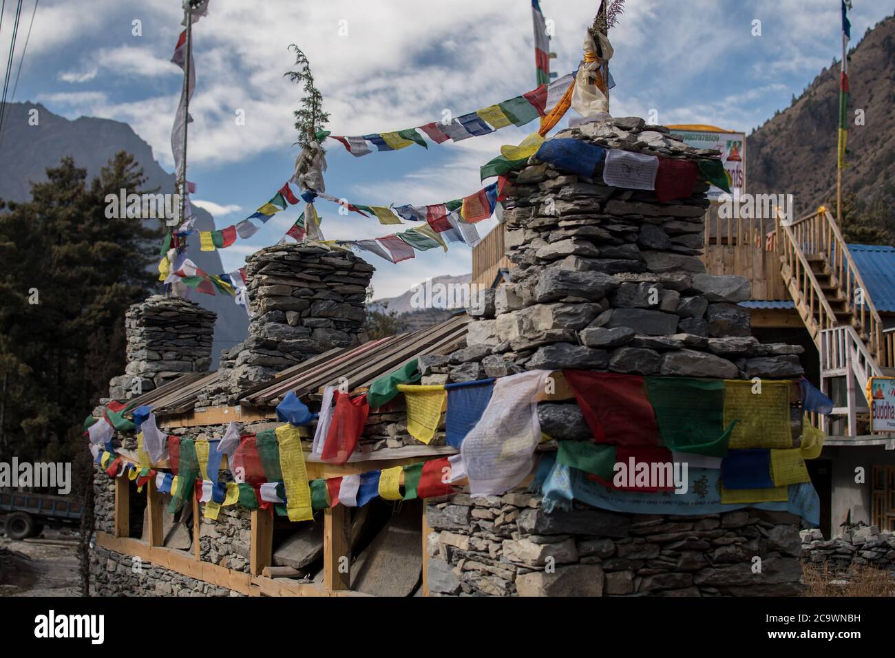 Drapeaux bouddhistes colorés de prière sur le monument de stupa de pierre, trekking circuit Annapurna, Himalaya, Népal Banque D'Images