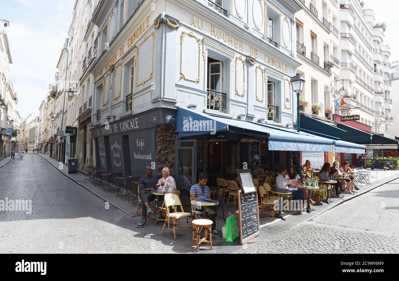 Des gens assis dans un café au rocher de Cancale, Rue Montorgueil à Paris, France. Banque D'Images