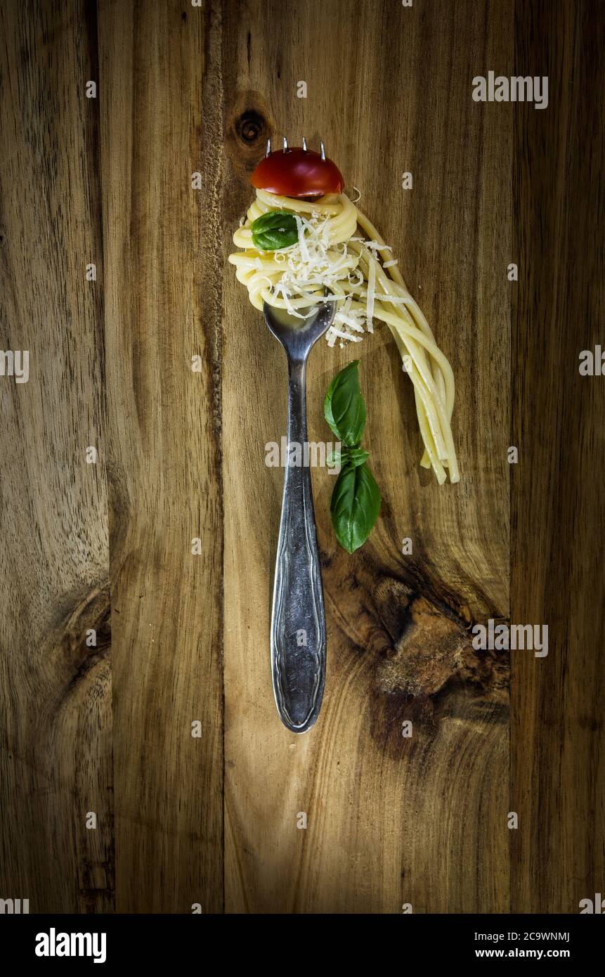 Spaghetti à la tomate et au basilic sur la fourchette - encore la vie Banque D'Images