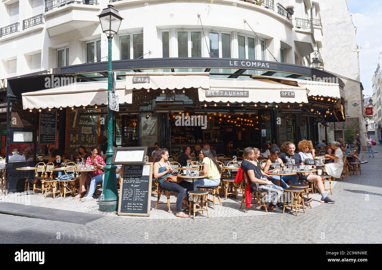 Personnes assises dans un café français traditionnel Compas, rue Montorgueil à Paris, France. Banque D'Images