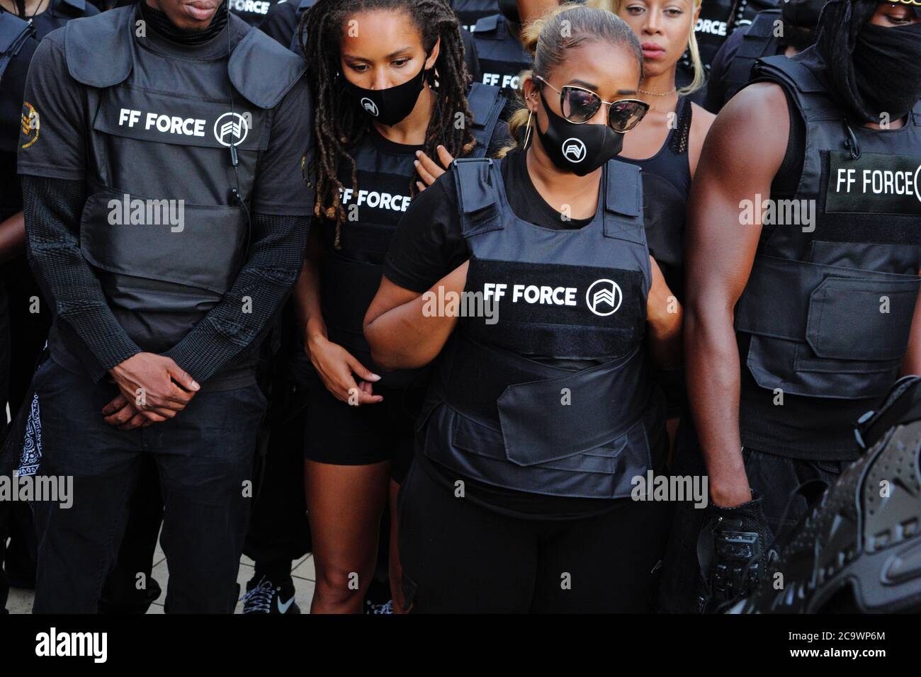 Londres (Royaume-Uni), 1er août 2020 : les membres de FF Force AKA Forever Family scandent des slogans devant la mairie de Brixton pendant la journée annuelle d'émancipation. Banque D'Images