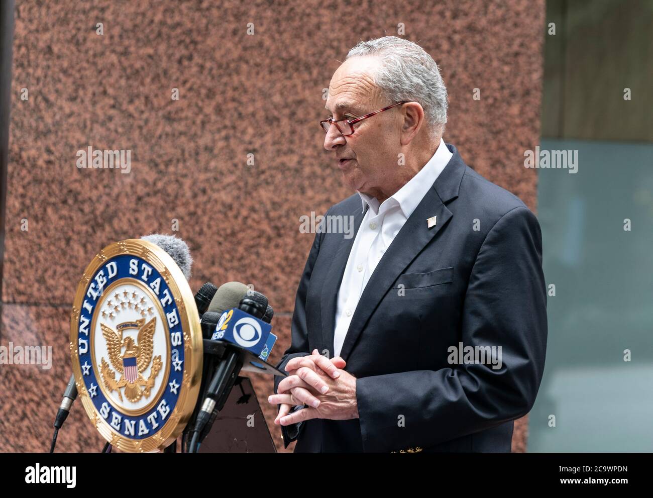 New York, NY - le 2 août 2020 : le sénateur américain Chuck Schumer informe les médias des négociations sur le projet de loi de redressement de la COVID-19 à l'extérieur de son bureau à Manhattan Banque D'Images