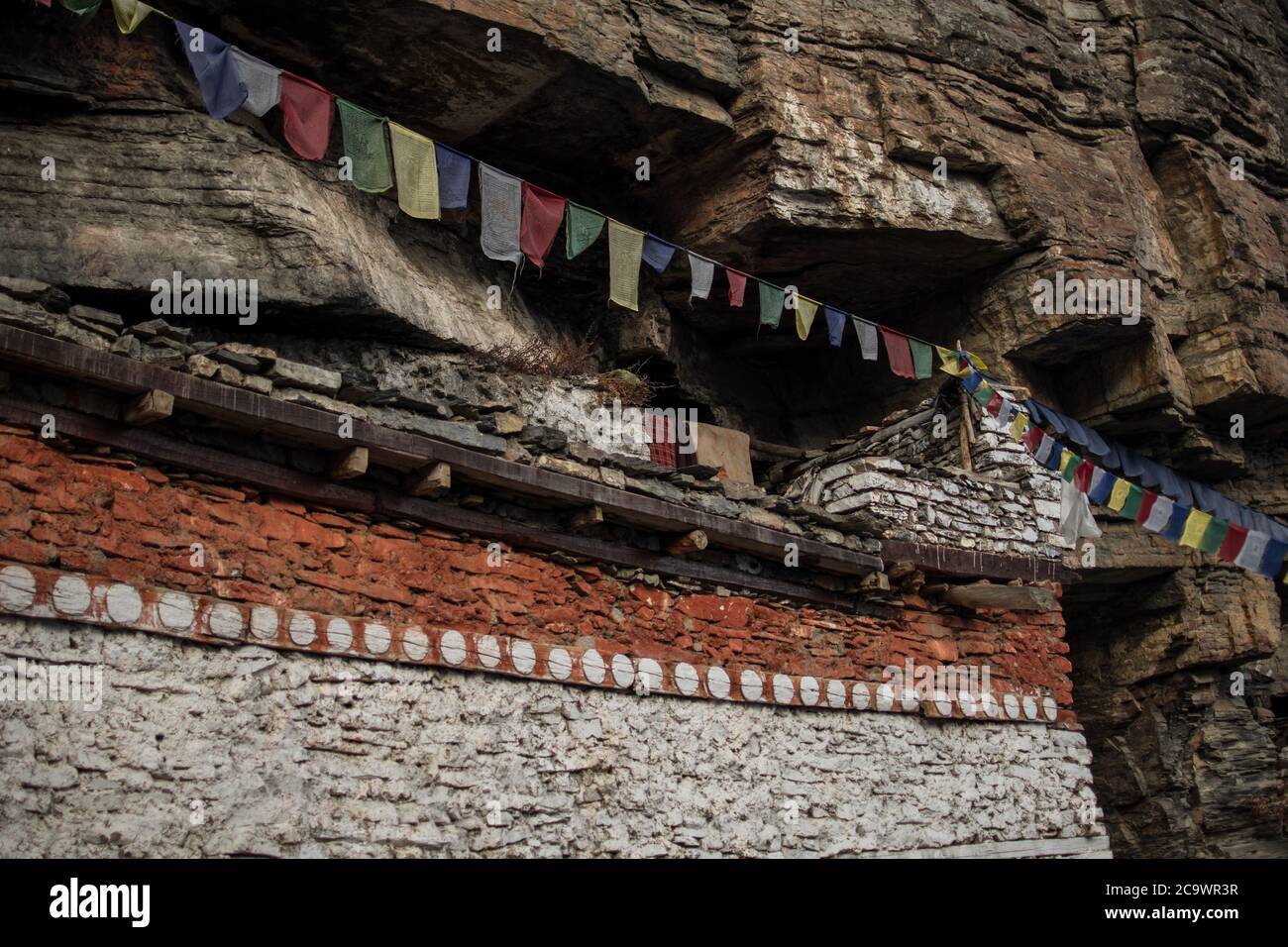Drapeaux bouddhistes de prière à Praken Gompa sur le village de Manang, trekking circuit Annapurna Banque D'Images