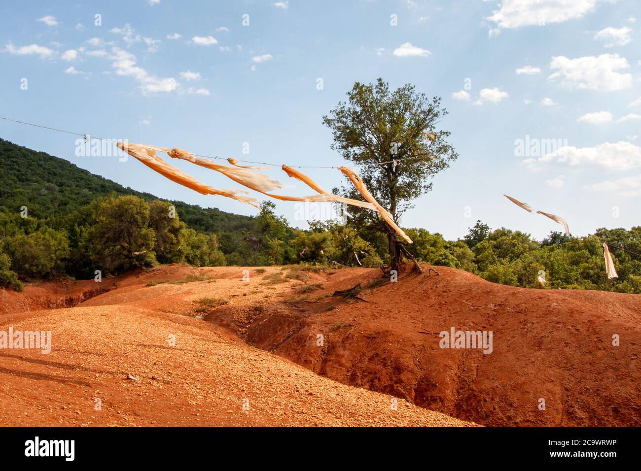 Terrain en argile rouge, phénomène géologique rare, vu près de la ville de Preveza, dans la région d'Epirus, Grèce, Europe. Banque D'Images