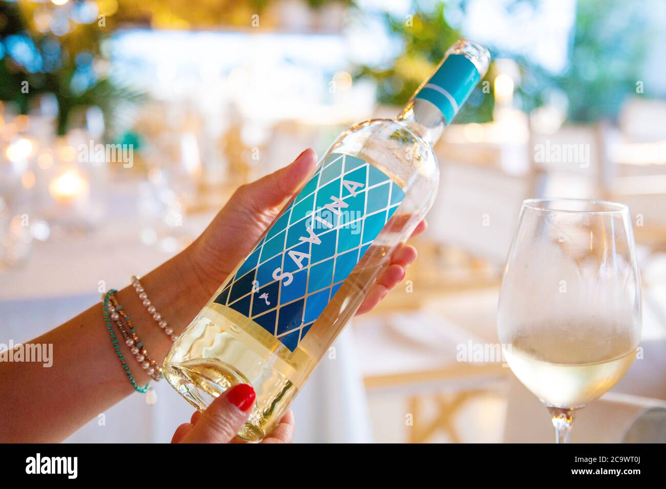 Une bouteille de vin de Formantera local Terramoll Savina Blanco au restaurant Bocasalina à es Pujols, Formentera, Iles Baléares, Espagne Banque D'Images