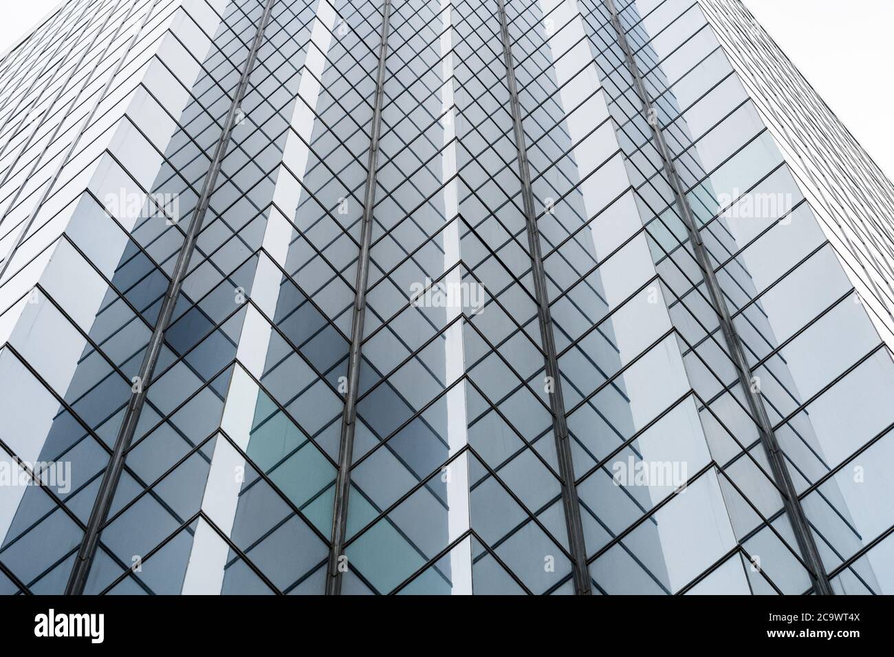 Surface de verre des gratte-ciel vue dans le district de centres d'affaires avec la réflexion sur elle, noir et blanc Banque D'Images