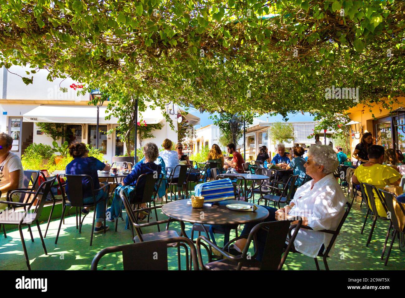 Personnes ayant des patinoires à Fonda Platé donnant sur la principale équipe de Sant Francesc Xavier, Formentera, Espagne Banque D'Images