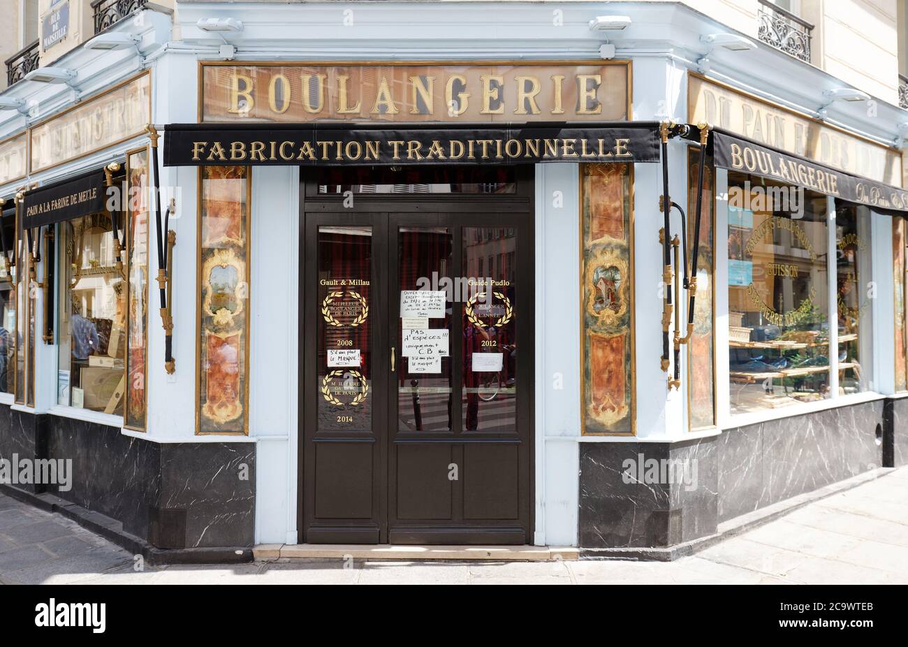 La boulangerie du pain et des idees est proche du canal dans le 10ème arrondissement, non loin de la place de la République , au coin de la rue de Marseille Banque D'Images