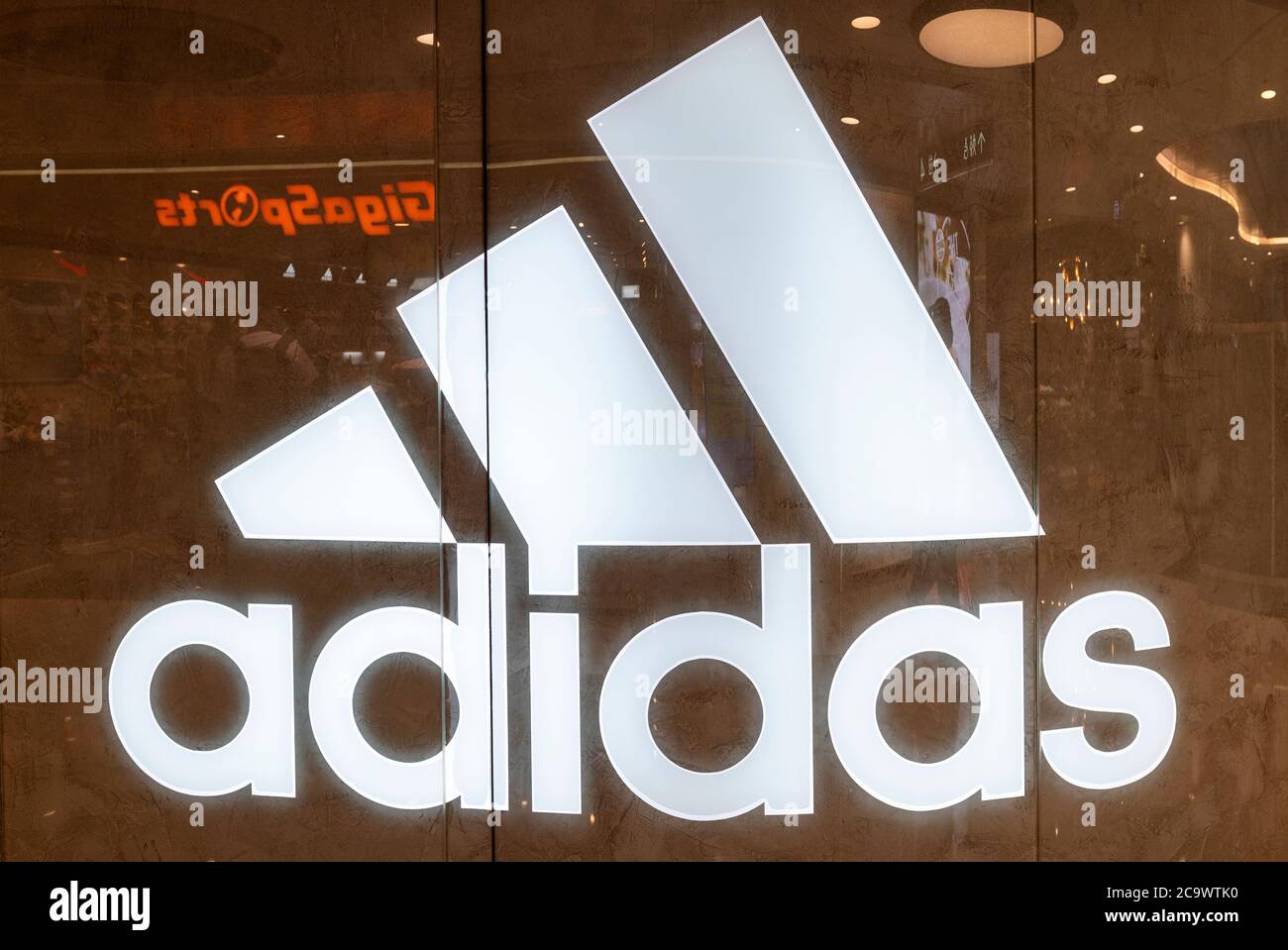 Marque allemande multinationale de vêtements de sport, logo Adidas vu à Hong Kong. Banque D'Images