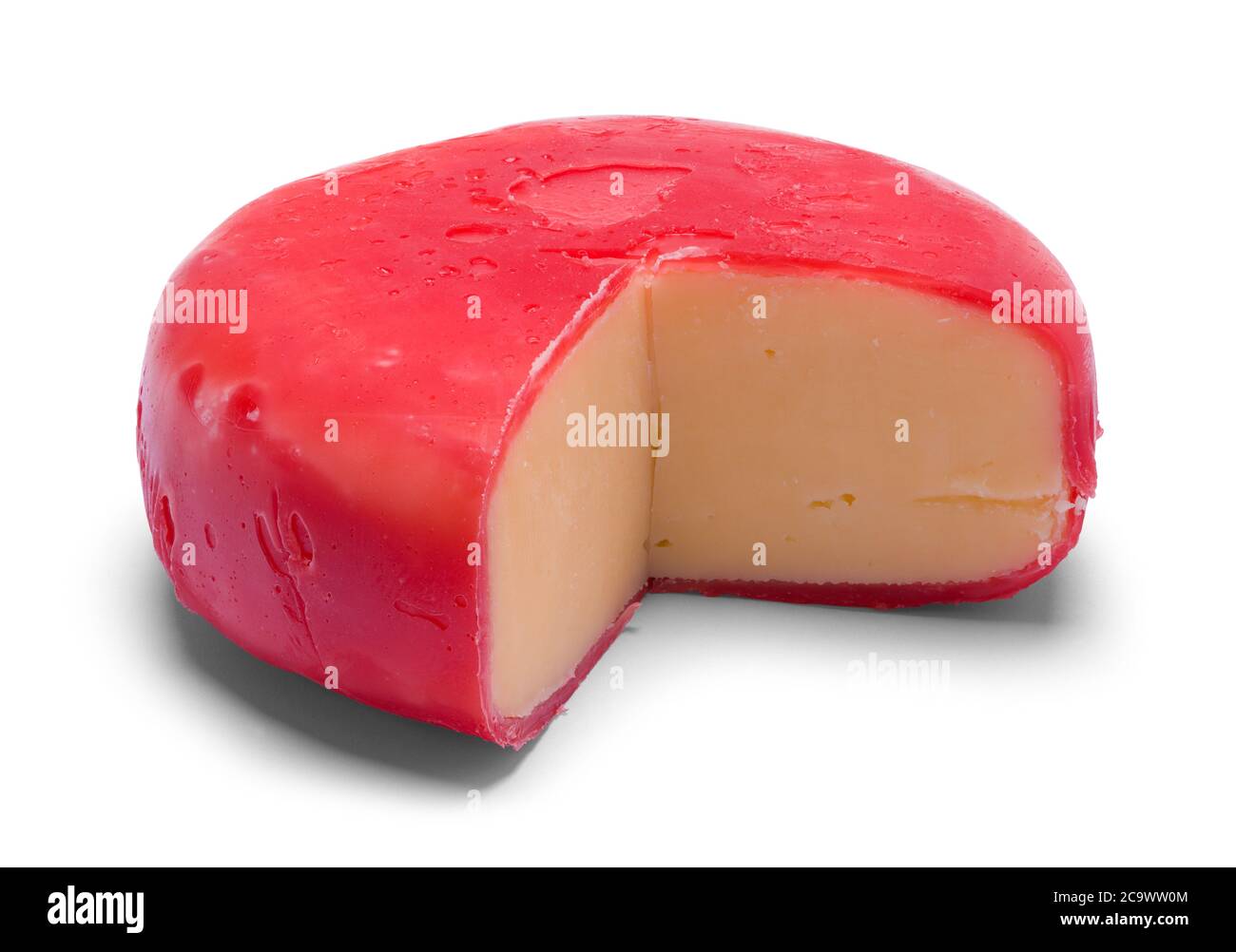 Couper le pain rond rouge de fromage Gouda isolé sur blanc. Banque D'Images