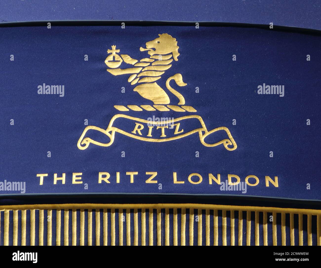 Londres, Royaume-Uni. 1er août 2020. Logo du Ritz, un hôtel emblématique de Londres sur Piccadilly.de nombreux hôtels de luxe 5 étoiles de Londres, de renommée mondiale, sont toujours fermés, malgré le relâchement des restrictions du secteur de l'hôtellerie par le gouvernement. Avec des déplacements depuis les États-Unis encore minimes et des mariages, des réunions de société et des événements d'entreprise à des niveaux considérablement réduits, ces destinations haut de gamme sont fermées ou fonctionnent avec des effectifs de squelette. Crédit : Keith Mayhew/SOPA Images/ZUMA Wire/Alamy Live News Banque D'Images