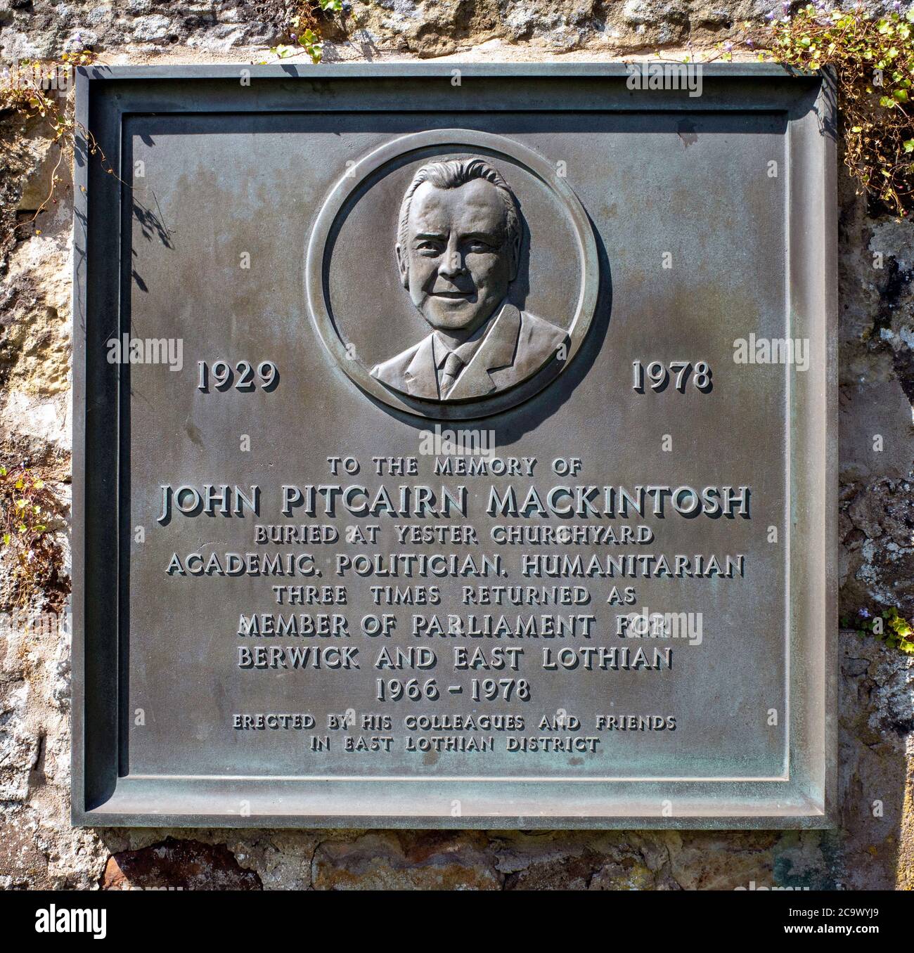 Plaque commémorant, politicien travailliste, John Pitcairn Mackintosh, Gifford, East Lothian, Écosse, Royaume-Uni Banque D'Images