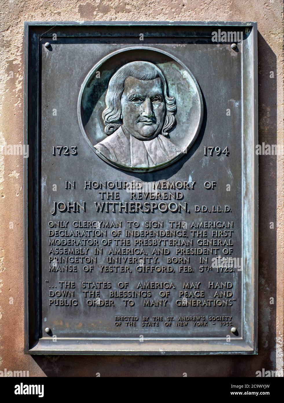 Plaque commémorant John Witherspoon, un ministre presbytérien écossais-américain et un père fondateur des États-Unis, né à Gifford. Banque D'Images