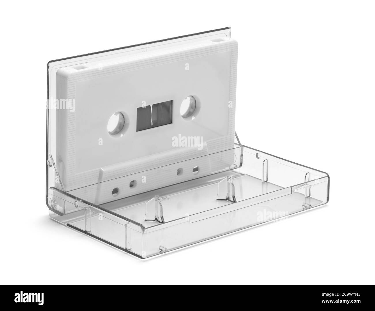Cassette de bande audio dans un boîtier transparent ouvert isolé sur blanc. Banque D'Images