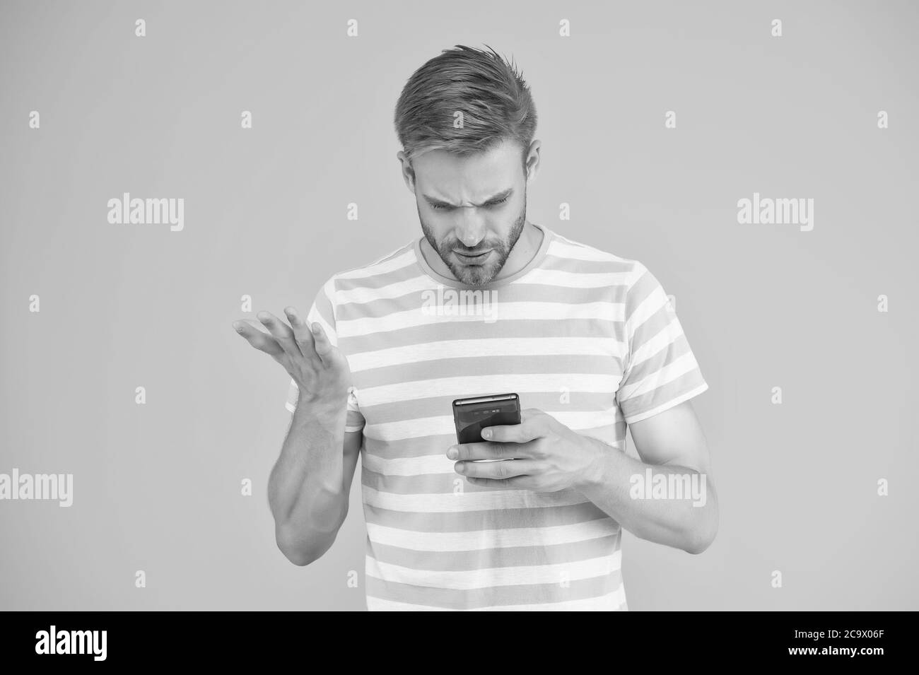 Communication mobile SMS. Un homme très bien lu sur un téléphone portable. Actualité mobile. Appareil mobile portable. Interface tactile avec boutons numériques. La vie moderne. Nouvelle technologie. Produits de haute technologie. 3 G. 4 G. Banque D'Images