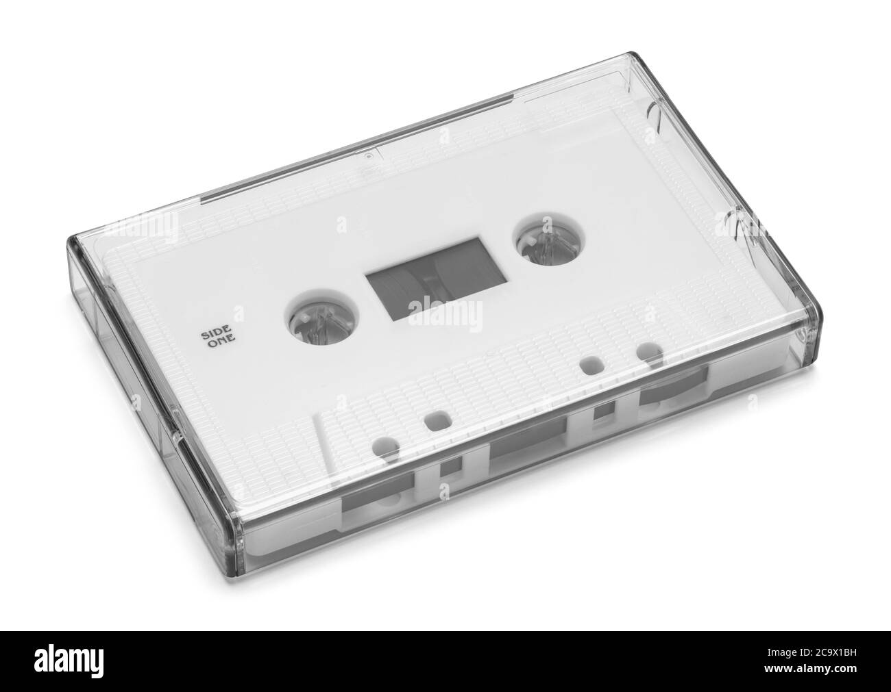 Cassette audio en boîtier transparent isolée sur blanc. Banque D'Images