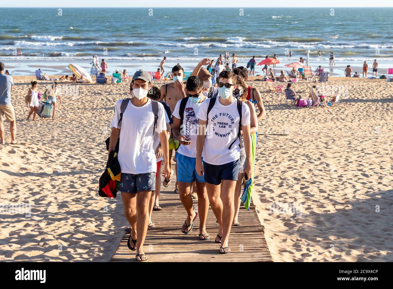 Punta Umbria, Huelva, Espagne - 2 août 2020: Les gens qui sortent de la plage portent des masques protecteurs ou médicaux. Nouvelle normale en Espagne avec social Banque D'Images