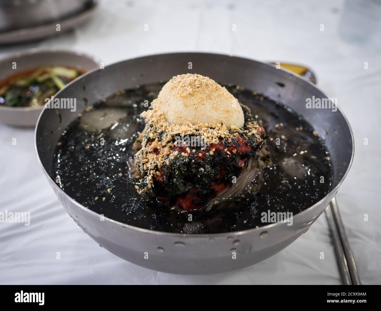 MAK-guksu, ou nouilles de sarrasin, plat coréen de nouilles de sarrasin servi dans un bouillon réfrigéré et parfois avec du sucre, de la moutarde, de l'huile de sésame ou du vinaigre. Banque D'Images