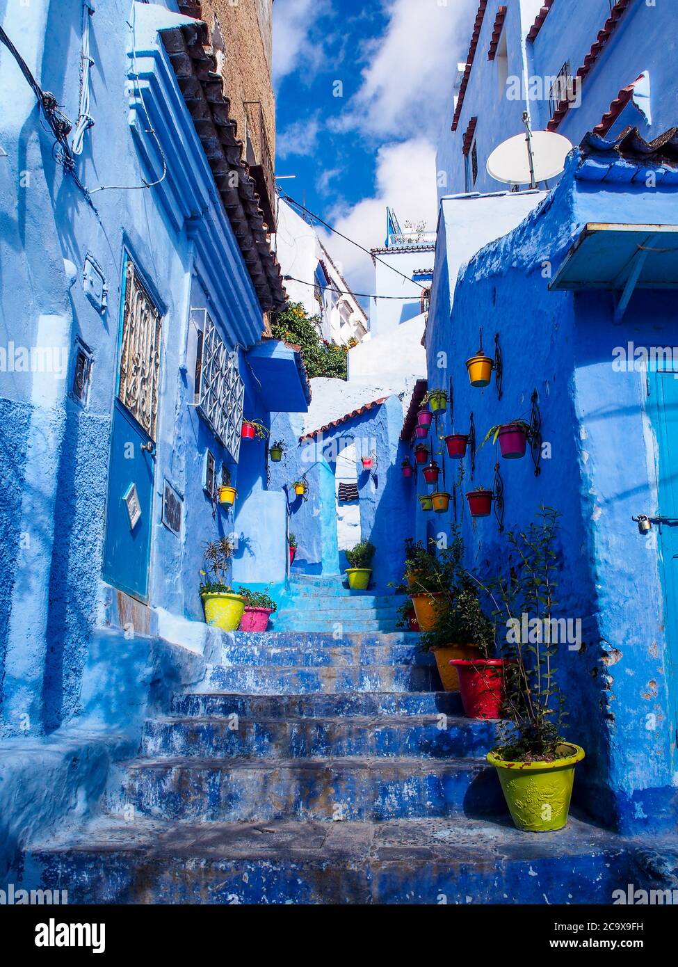 Village bleu de cobalt à Chefchaouen, Maroc, Afrique du Nord. Porte bleue, mur et sol et pots de fleurs colorés. Pouplar place pour les touristes. Banque D'Images