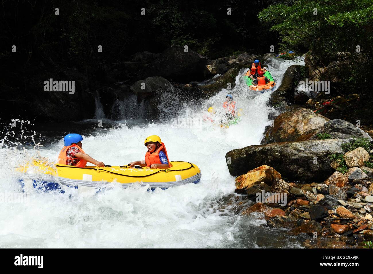 Guilin, région autonome du Guangxi Zhuang en Chine. 2 août 2020. Les touristes jouent à la dérive dans le comté de Longsheng, dans la région autonome de Guangxi Zhuang, au sud de la Chine, le 2 août 2020. Crédit : Wu Shengbin/Xinhua/Alay Live News Banque D'Images