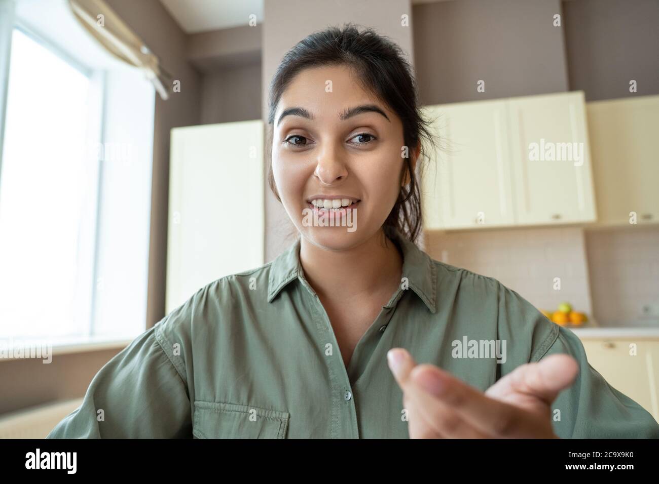 Jeune femme indienne parlant à la webcam pendant un appel vidéo. Vue de dessus Banque D'Images