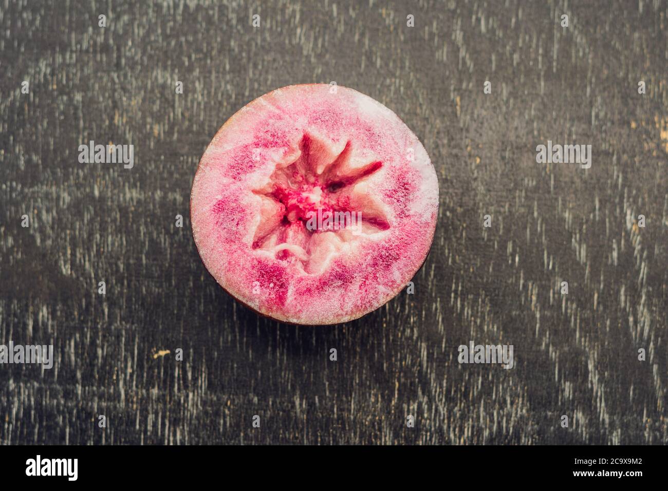 Fruits frais de Chrysophyllum cainito sur fond de bois Banque D'Images