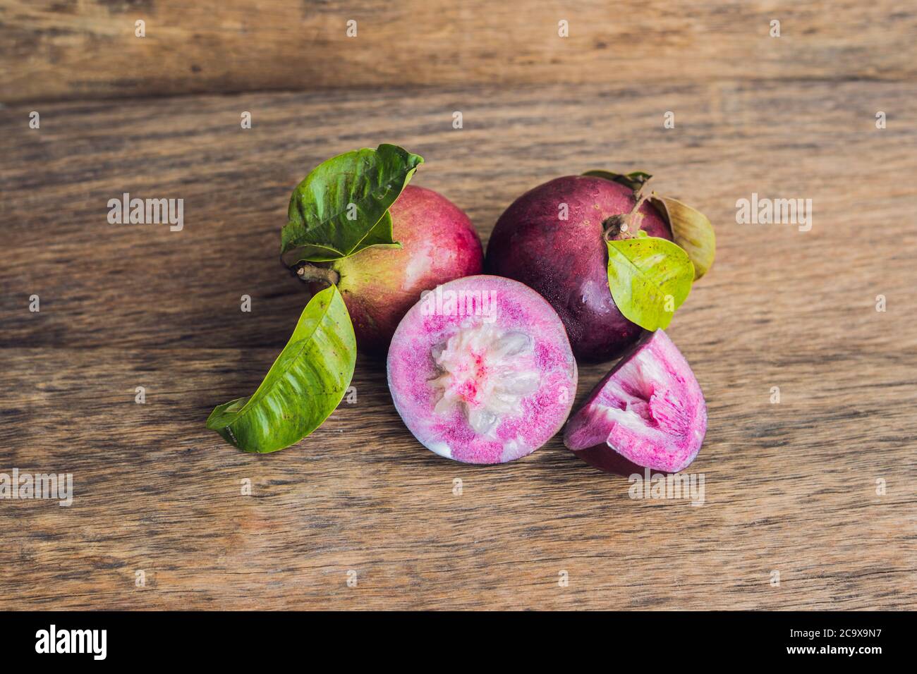 Fruits frais de Chrysophyllum cainito sur fond de bois Banque D'Images
