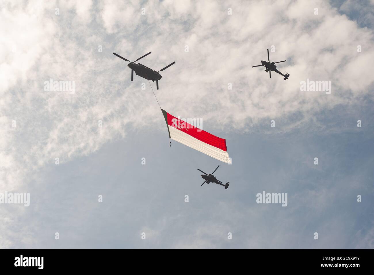 26.07.2020, Singapour, République de Singapour, Asie - des hélicoptères de la Force aérienne de Singapour (RSAF) transportant un énorme drapeau national survolent la CDB. Banque D'Images