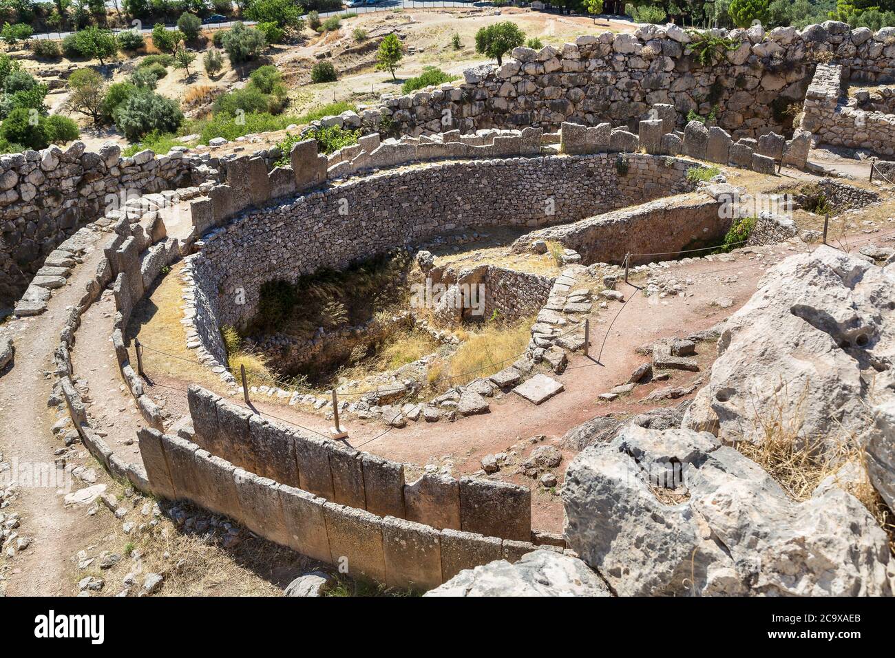 Tombe des Rois et ruines de la ville antique de Mycenae, Grèce en un jour d'été Banque D'Images