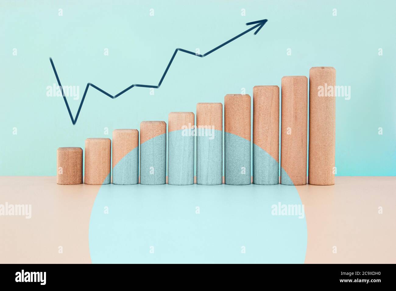 Concept de croissance de l'entreprise sur fond bleu. Augmentation du graphique avec un cercle et un espace de copie. Banque D'Images