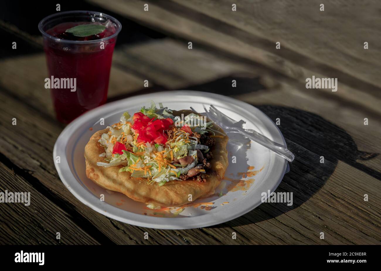 Tacos indiens traditionnels à base de pain grillé et de bœuf et thé glacé à la sauge de mûres amérindiennes avec baies fraîches et sauge à Powow, San Francisco Banque D'Images