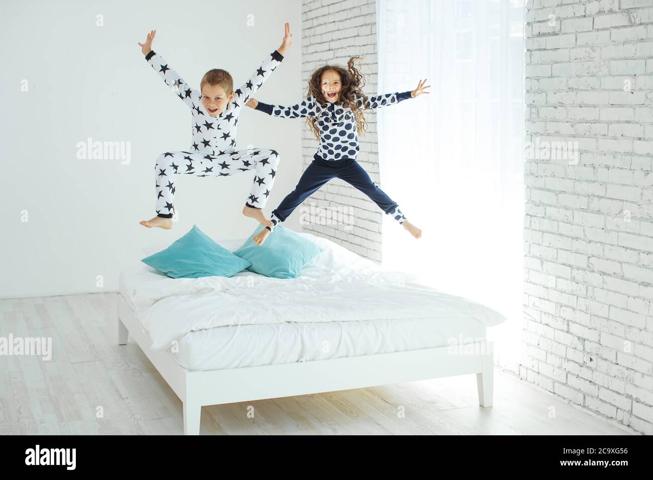 Les enfants sautent sur le lit Photo Stock - Alamy