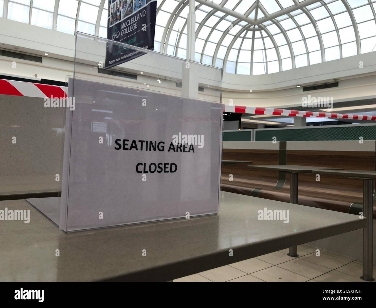 Melbourne, Australie - vers mai 2020 : fermeture du panneau de la zone des sièges à une aire de restauration pendant la pandémie COVID-19 Banque D'Images