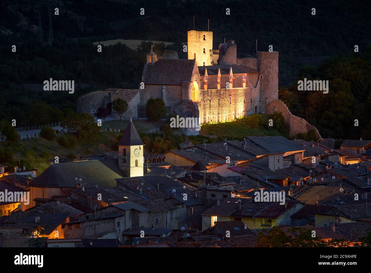 Ruines du château de Tallard (monument historique médiéval) illuminées la nuit. Tallard, Vallée de la Durance, Hautes-Alpes, région Provence-Alpes-Côte d'Azur Banque D'Images
