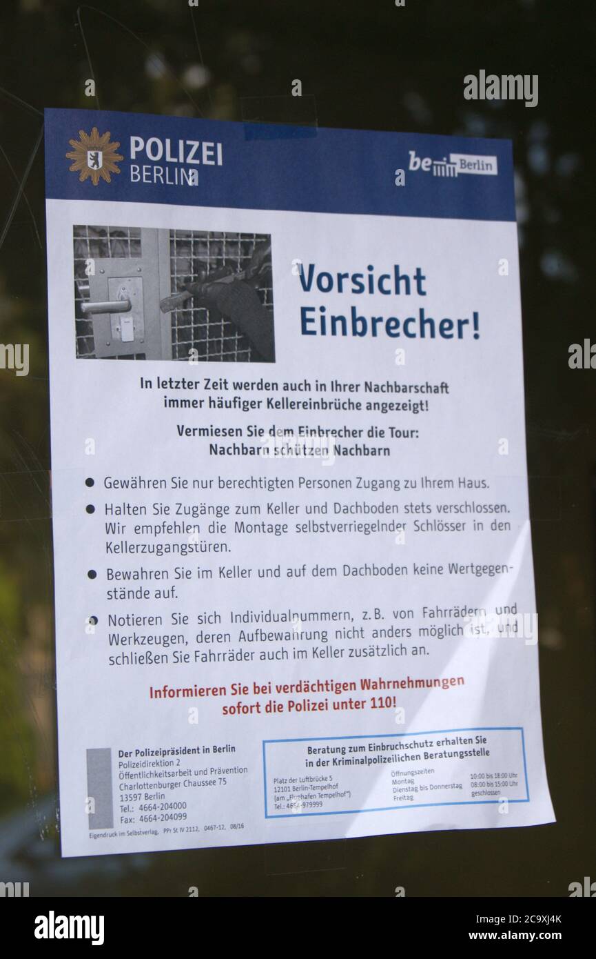 Warnung vor Einbrechern der Berliner Polizei im Barmbeker Weg à Staaken, Berlin-Spandau Banque D'Images