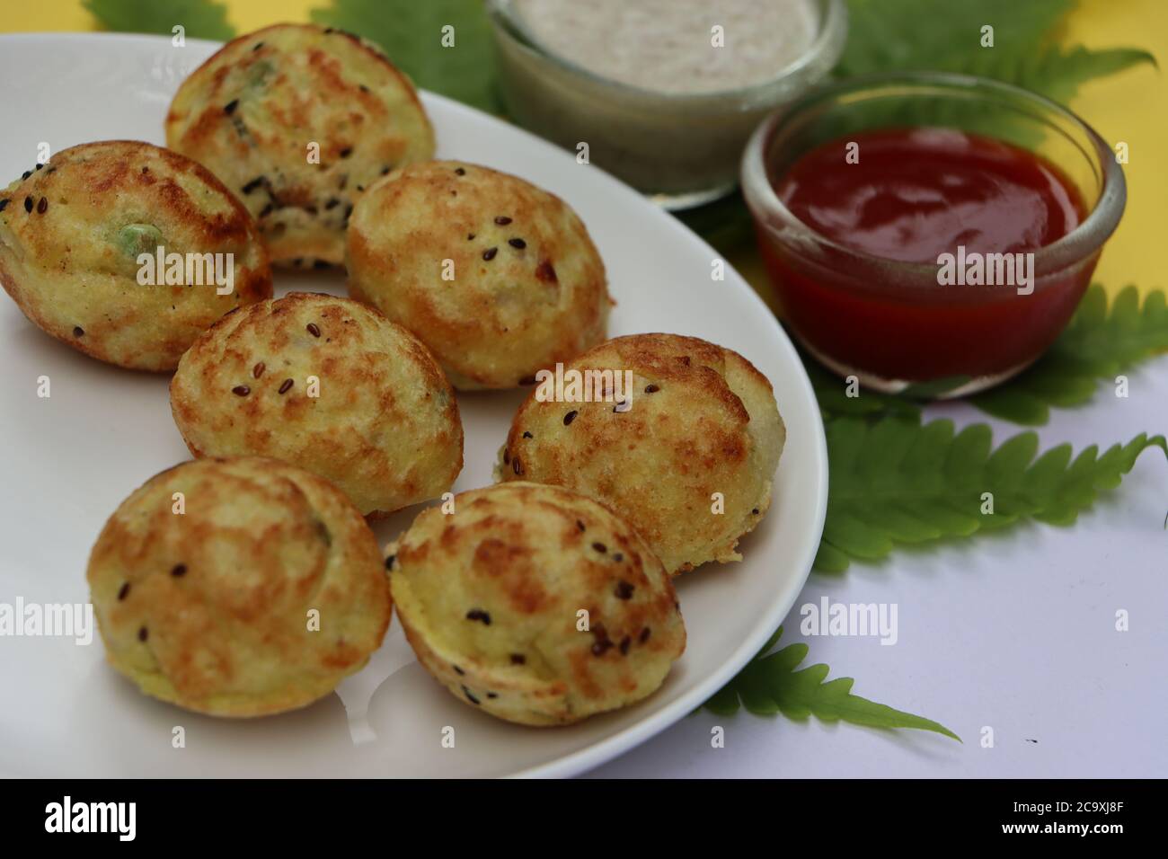 Appum ou APPE, Appam ou Mixed dal ou Rava APPE servi avec du chutney vert et rouge. Un plat de petit-déjeuner populaire sud indien en forme de boule, foyer sélectif Banque D'Images