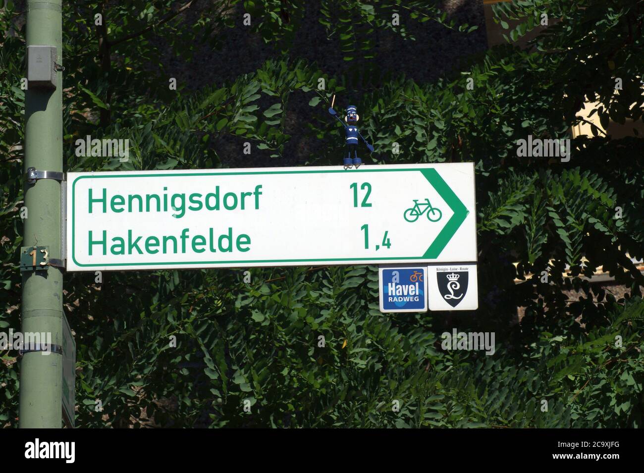 Korkmännchen auf einem Wegweiser-Schild in der Eiswerderstraße 7 à Hakenfelde, Berlin-Spandau Banque D'Images