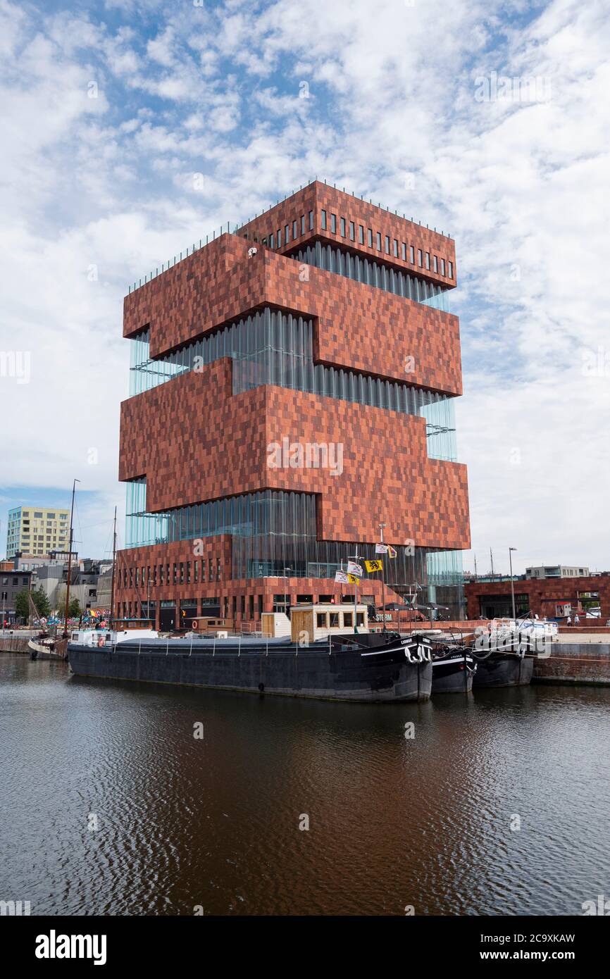 Anvers, Belgique, le 19 juillet 2020, péniche est ancrée en face du MAS le musée sur la rivière Banque D'Images