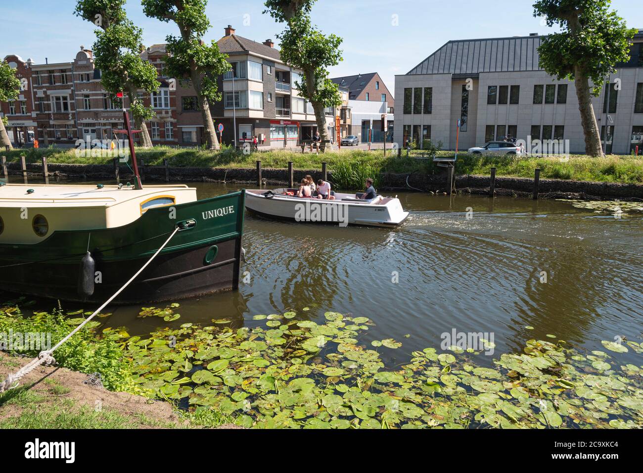 Lokeren, Belgique, le 13 juillet 2020, les gens naviguent dans un bateau à moteur sur l'eau dans le centre de la ville Banque D'Images