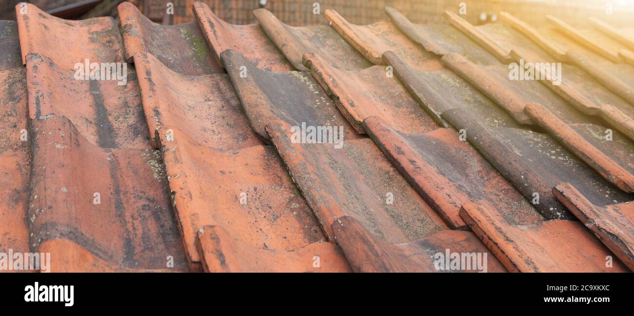 Vieux tuiles de toit en argile rouge Banque D'Images