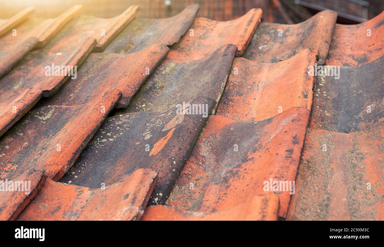 Vieux tuiles de toit en argile rouge Banque D'Images