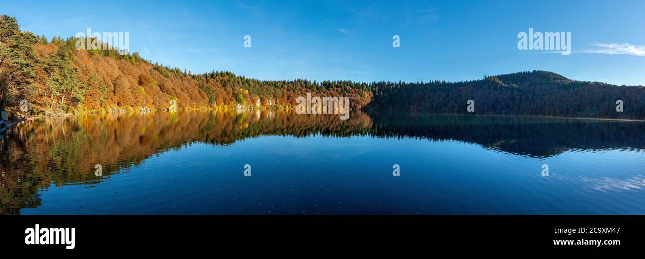 Lac Pavin, lac volcanique, Parc naturel des volcans d'Auvergne, Puy de Dome, France Banque D'Images