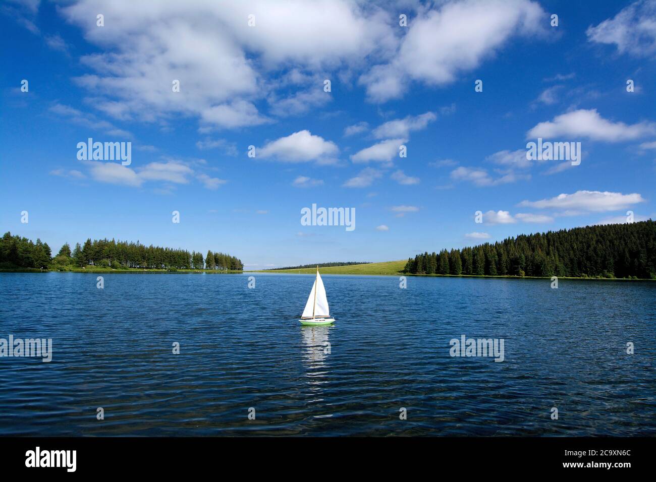 Bateau à jouets dans le lac de Servières, lac volcanique, Parc naturel régional des volcans d'Auvergne, département du Puy de Dome, Auvergne Rhône Alpes, France Banque D'Images