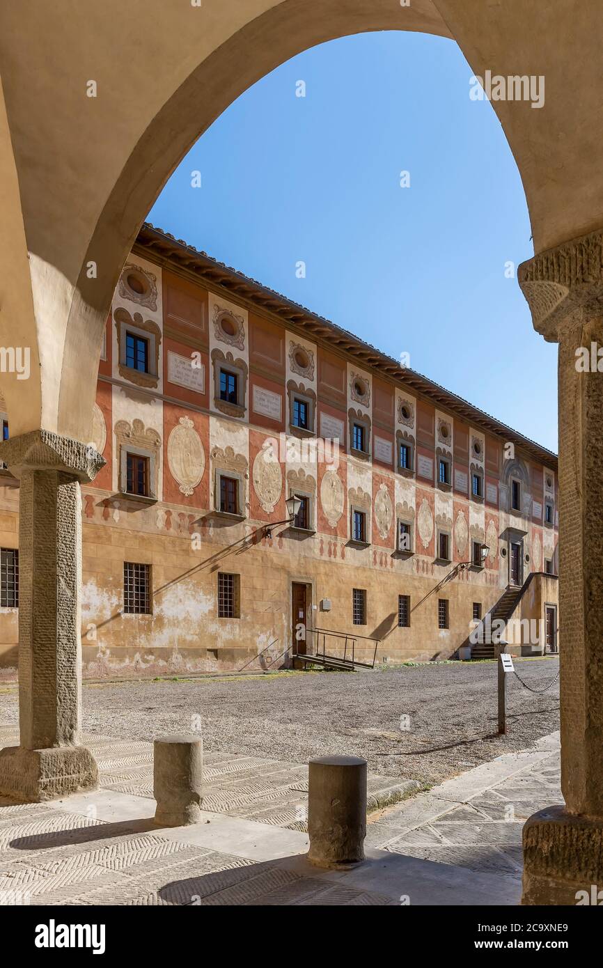 L'ancien Séminaire épiscopal de San Miniato Pise, Italie, encadré dans une arche Banque D'Images
