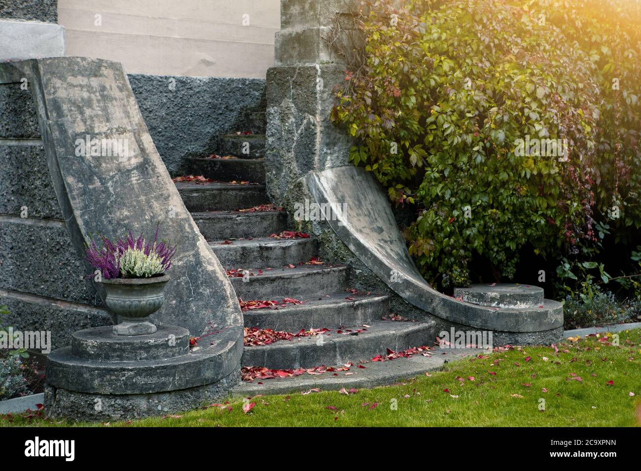 Vieux escalier en pierre. Ville d'automne Banque D'Images