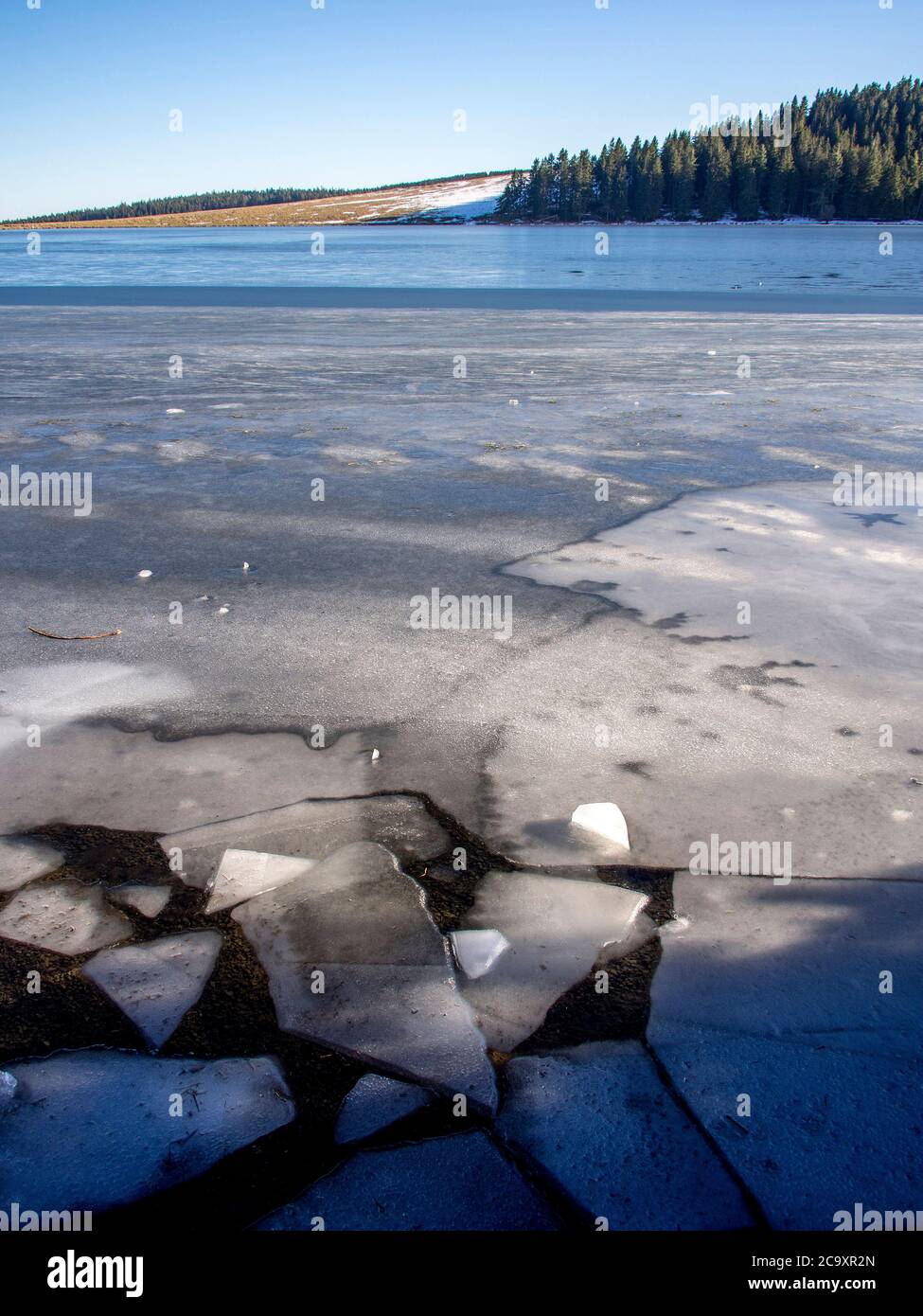 Morceaux de glace craqués sur le bord du lac de Servieres en hiver, lac volcanique, Parc naturel régional des volcans d'Auvergne, Puy de Dome, Auvergne, France Banque D'Images