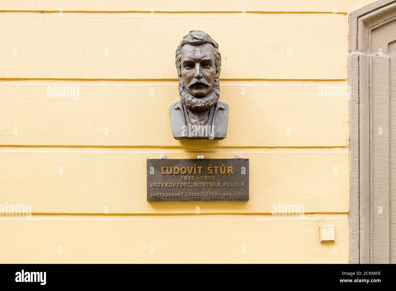 Un buste en bronze monté sur un mur de Ľudovít Štúr, le célèbre auteur, organisateur, poète, philosophe, linguiste. À Bratislava, Slovaquie. Banque D'Images